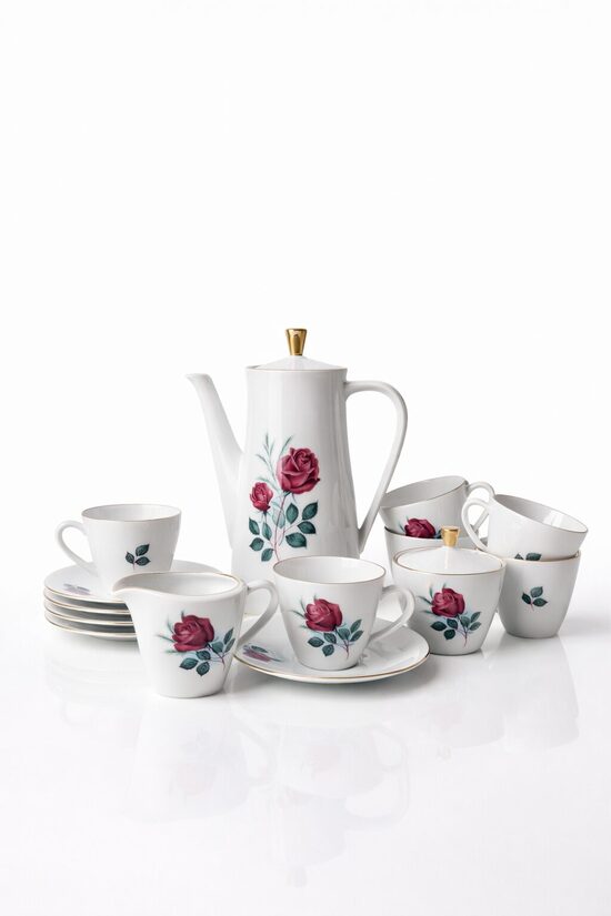 Servīze ar rožu dekoru